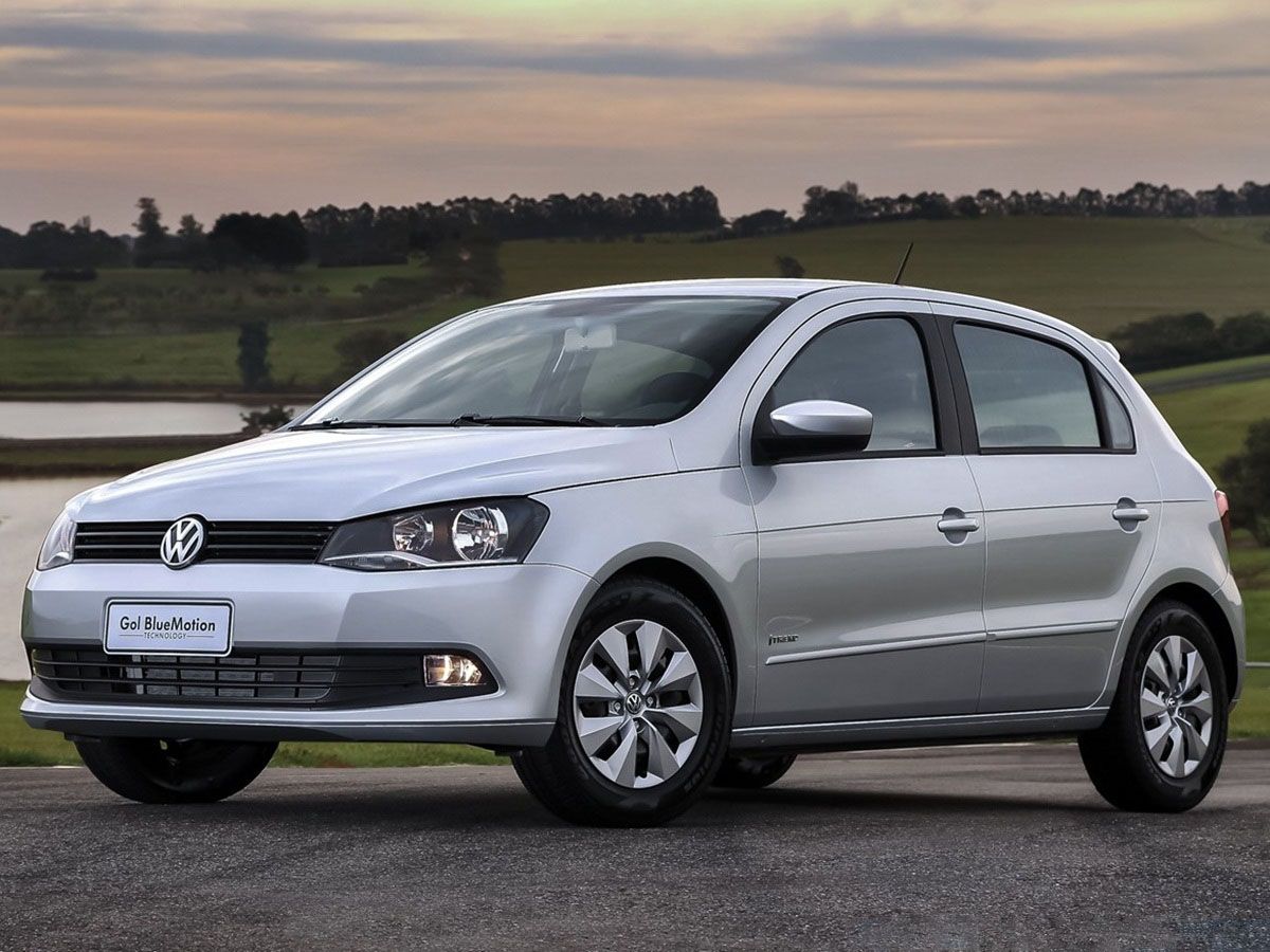 Volkswagen Gol prata em uma paisagem ao ar livre