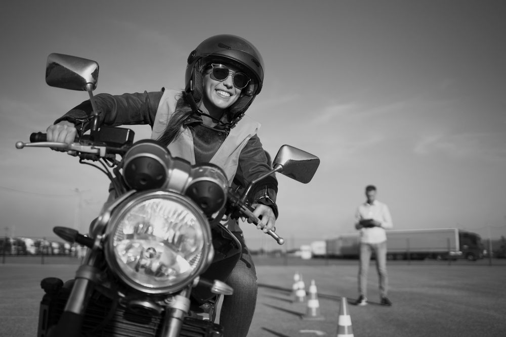 Motociclista usando capacete